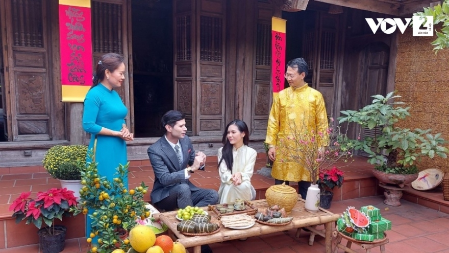 Vietnamese Tet in ancient village fascinates visitors